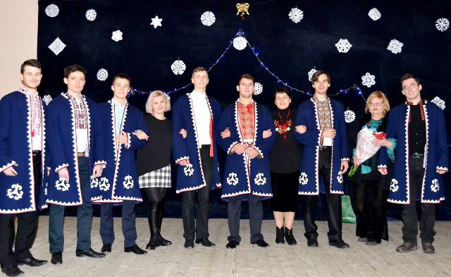 Чоловіча група молодіжного мішаного хору факультету мистецтв